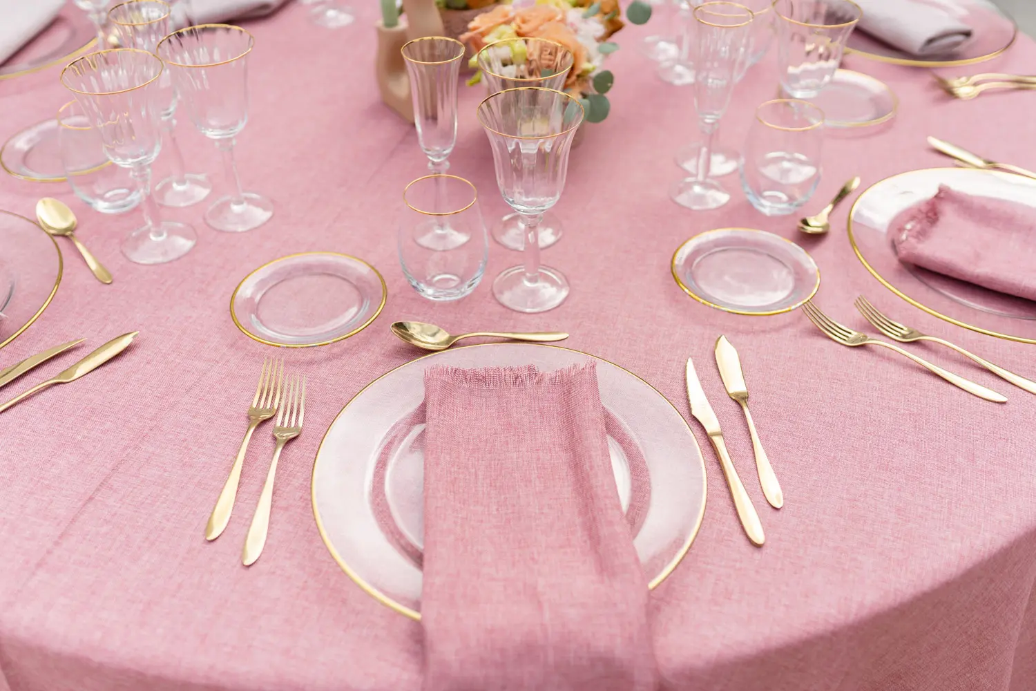 Mesa larga de banquete en tonos rosa