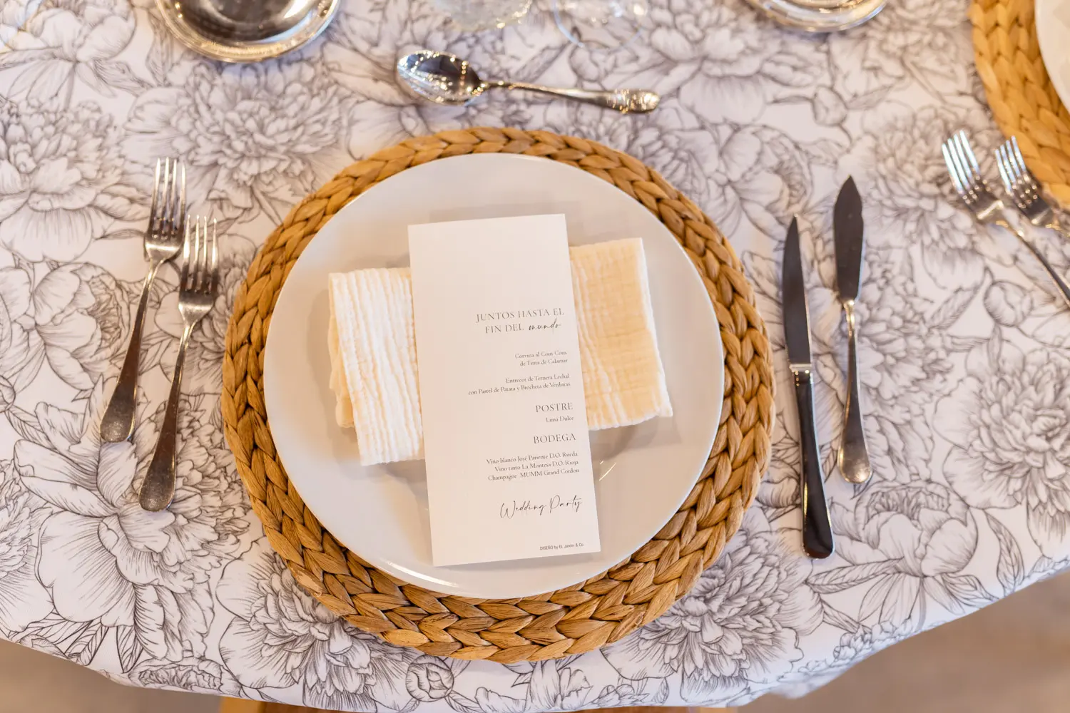 Mesa estilo Peonías con mantel de flor en blanco y negro