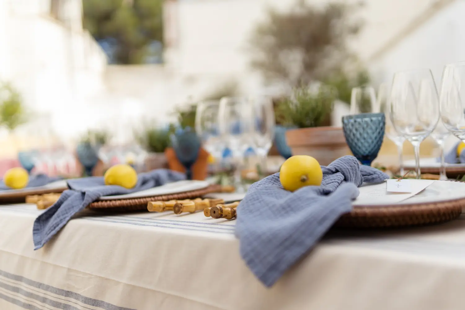 Plato de pan de cristal rayado sobre mantel azul