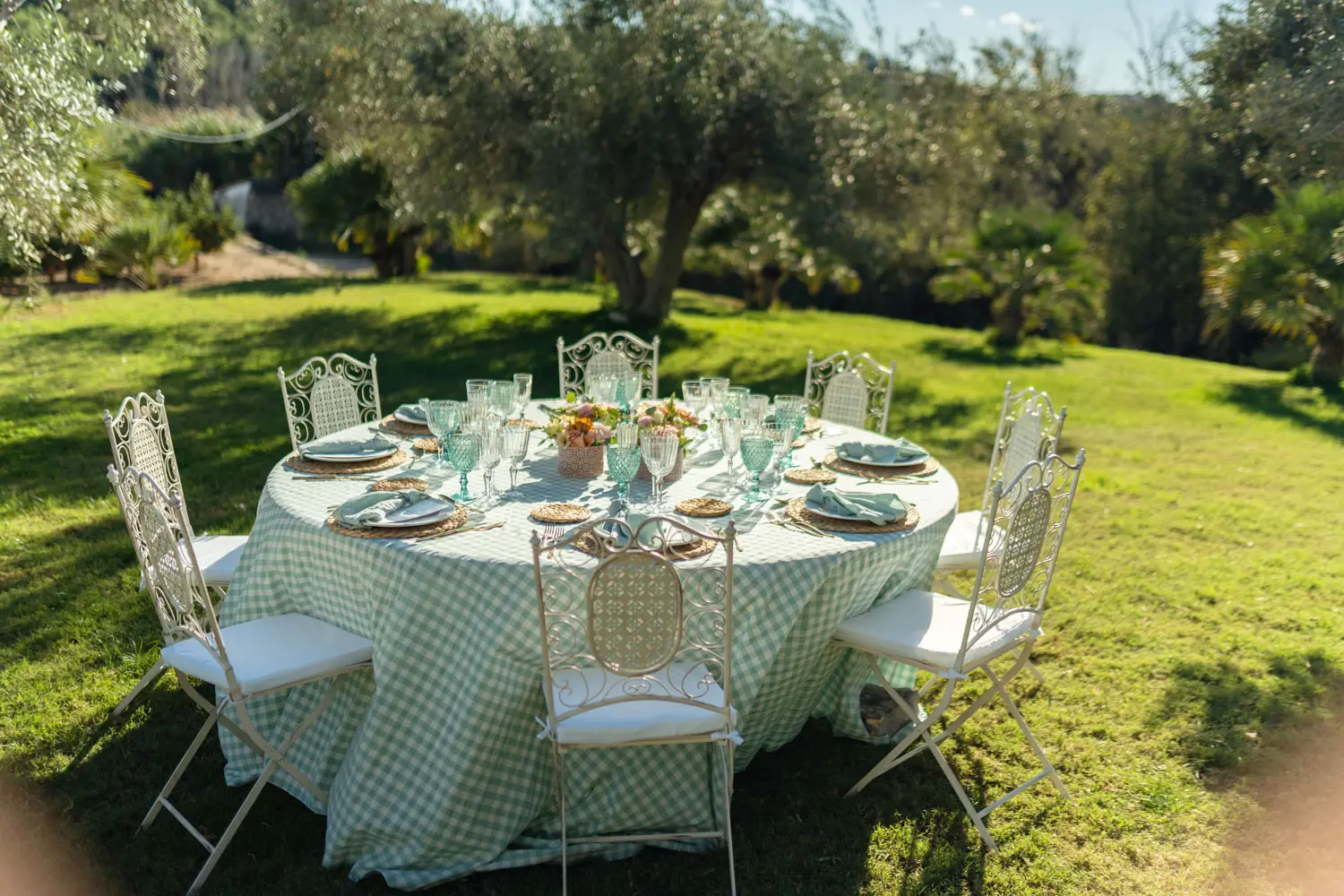 Mesa estilo Picnic Mint con mantel vichy mint y servilleta verde