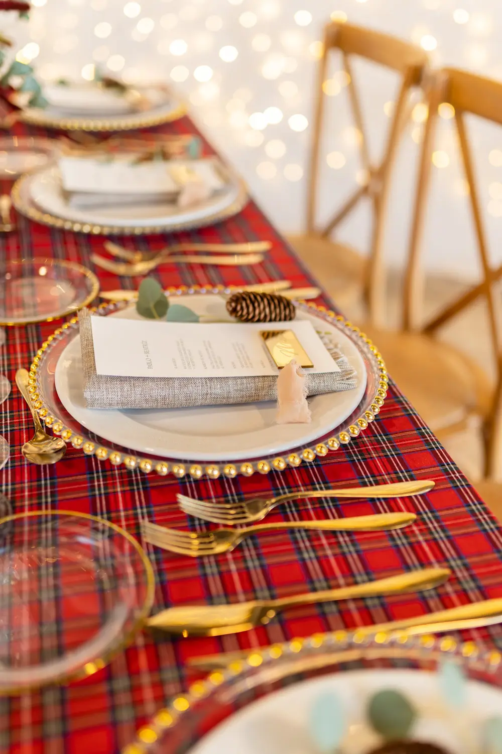 Detalle de plato de pan de filo dorado en mesa de Navidad