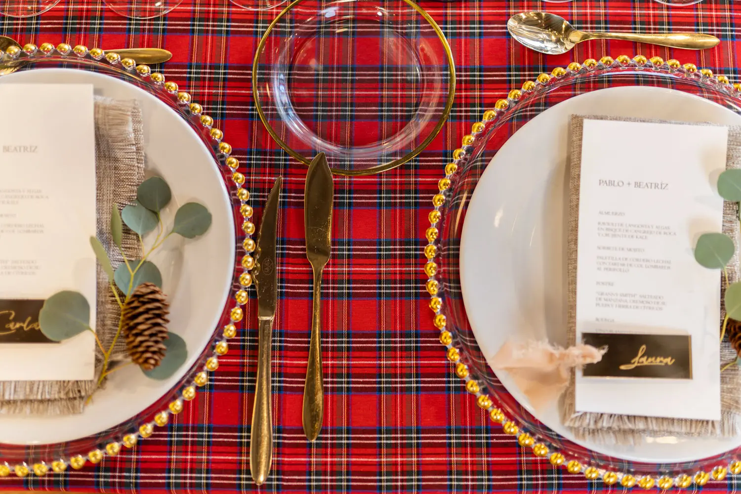 Detalle de servilleta de flecos en mesa navideña
