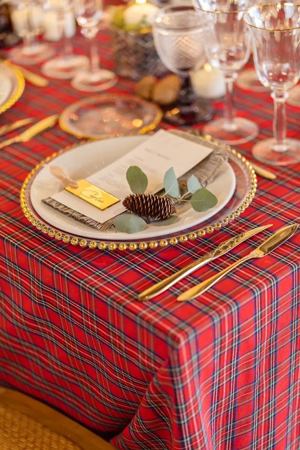Copa de pie gris rombo en mesa de Navidad