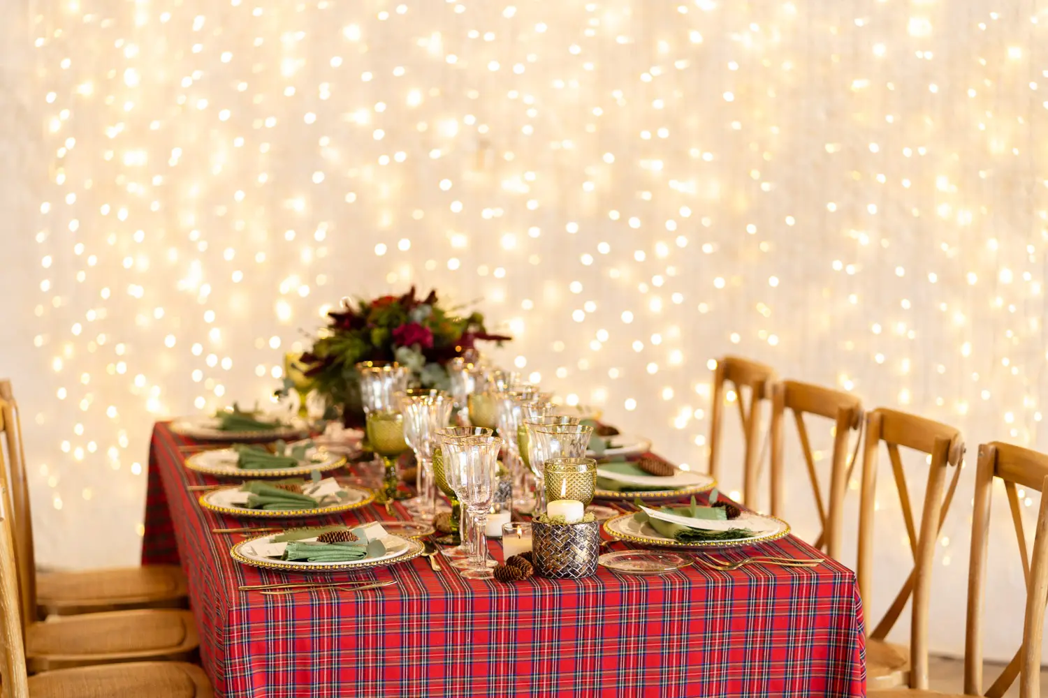 Montaje de cena de empresa de Navidad en verde