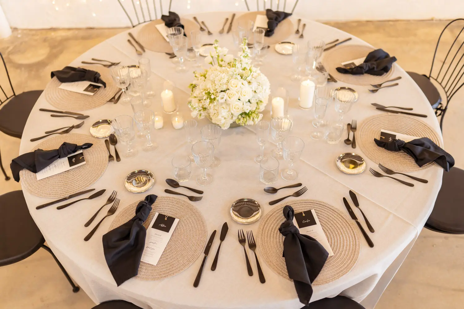 Mesa estilo Absolut con mantel gris perla y servilleta negra