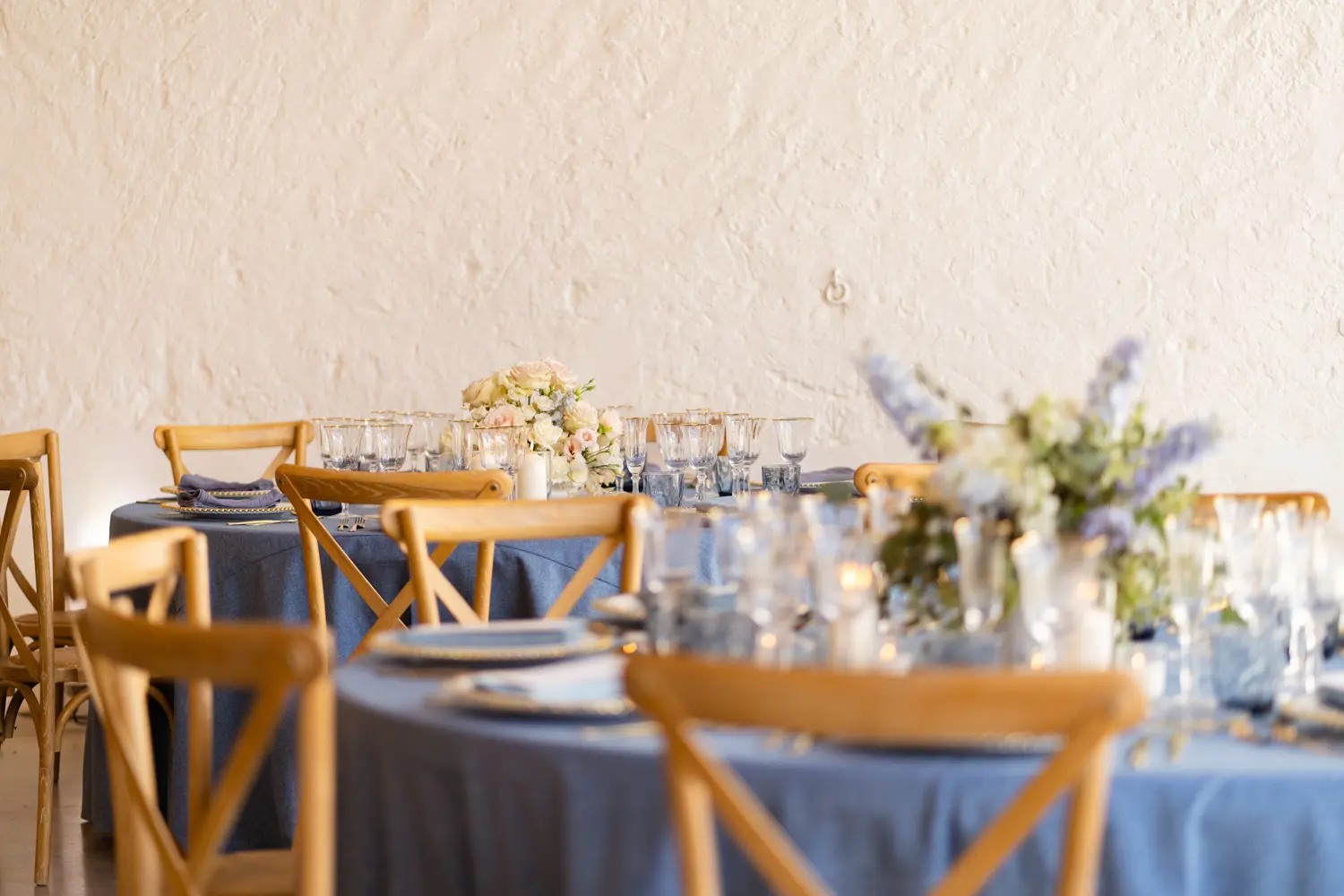Mesa larga de banquete en azul y oro