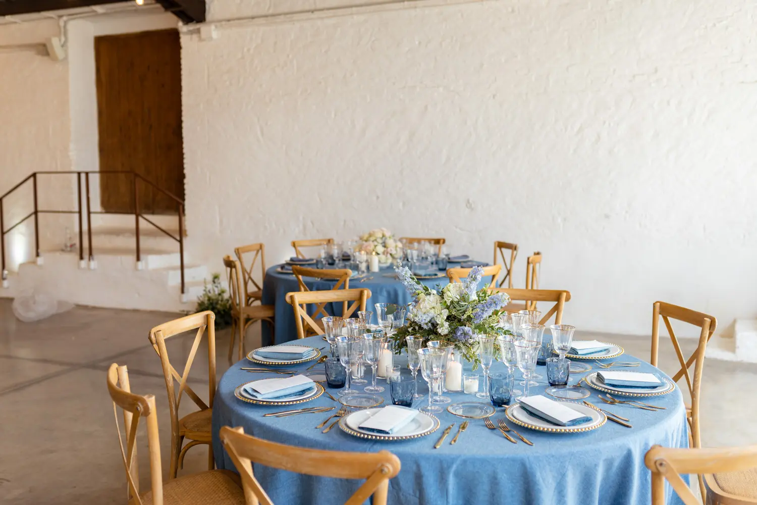 Cubertería dorada sobre mantel azul