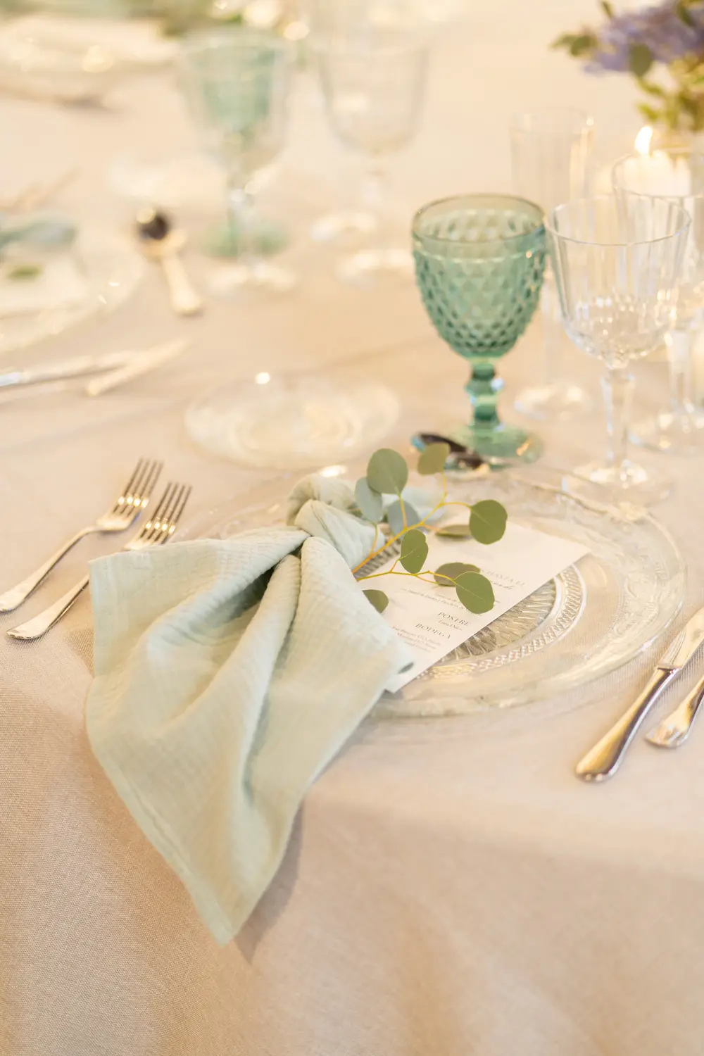 Mesa estilo Basic Blue con mantel gris perla y servilleta verde mint
