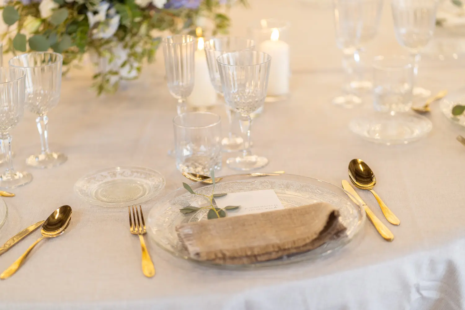 Mesa larga de banquete en tono sobre tono