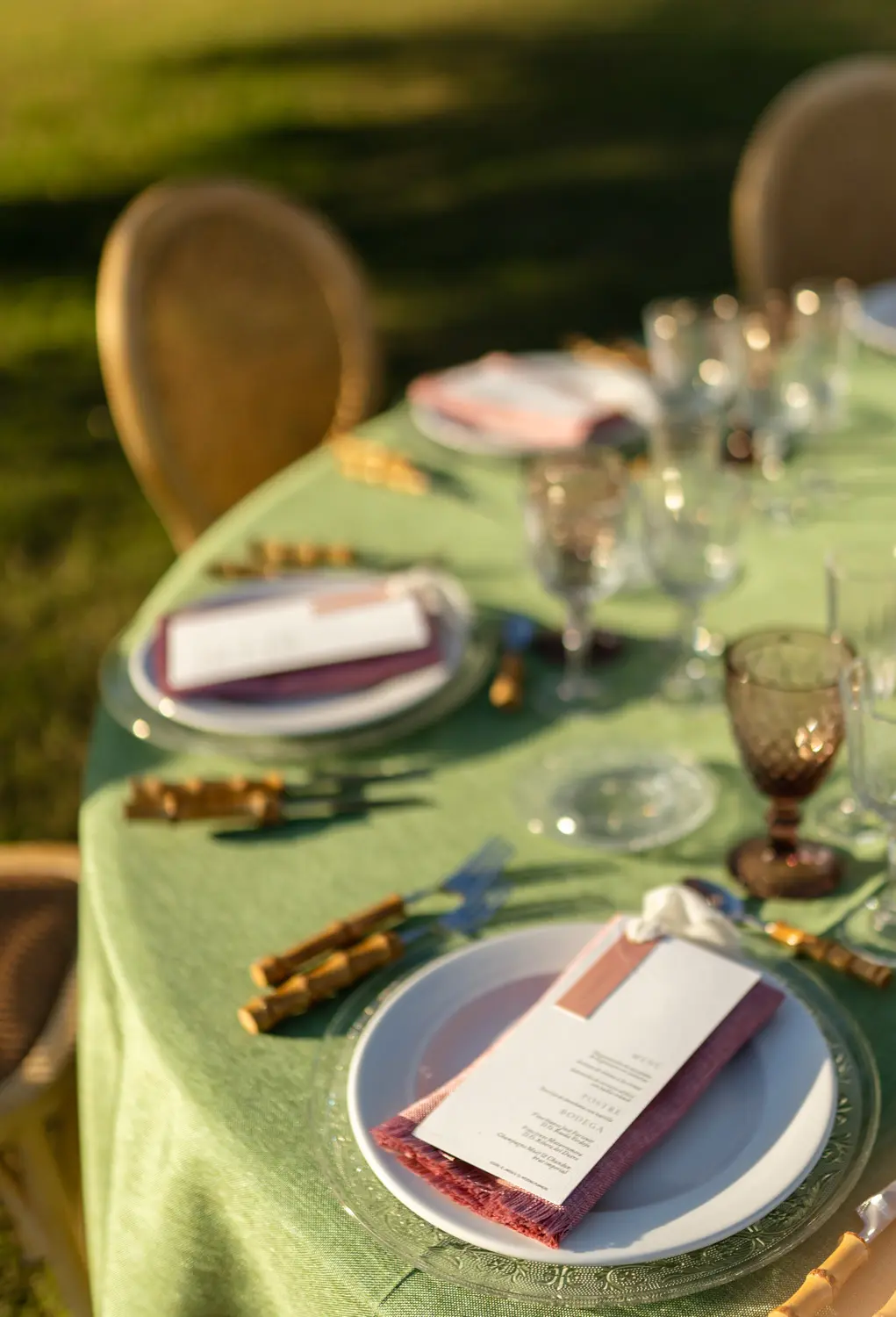 Mesa estilo Contrastes con mantel verde claro y servilleta frambuesa