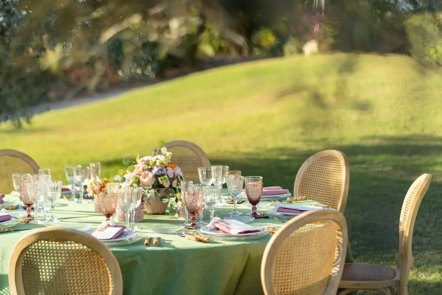 Montaje de boda de día en verde y frambuesa