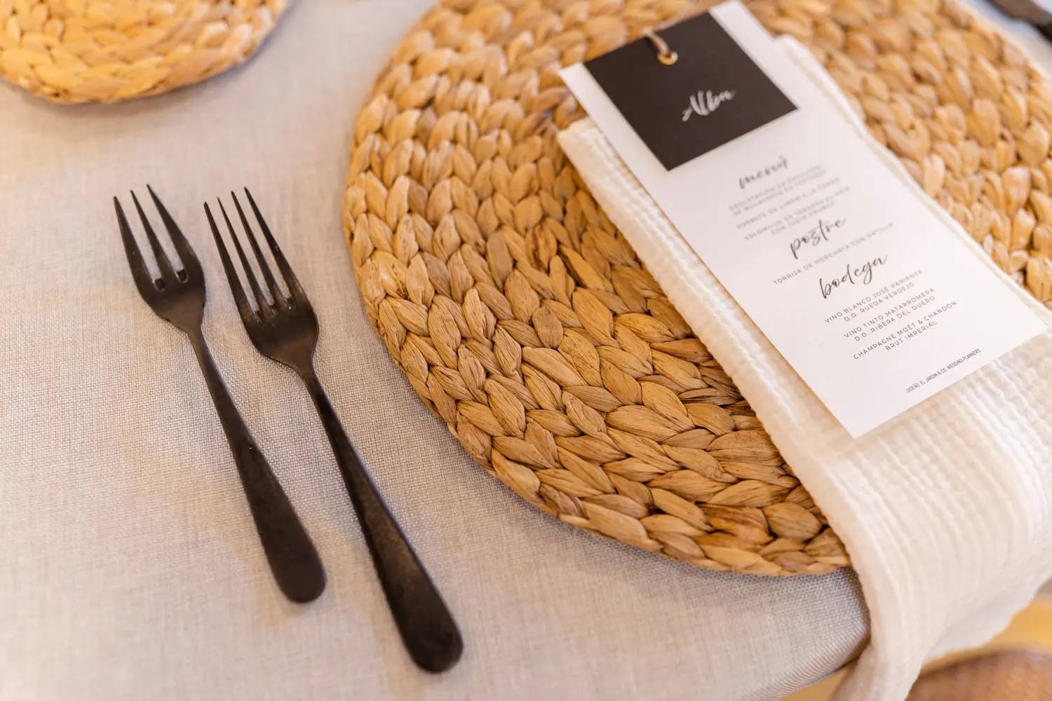 Plato de presentación de mimbre sobre mantel gris