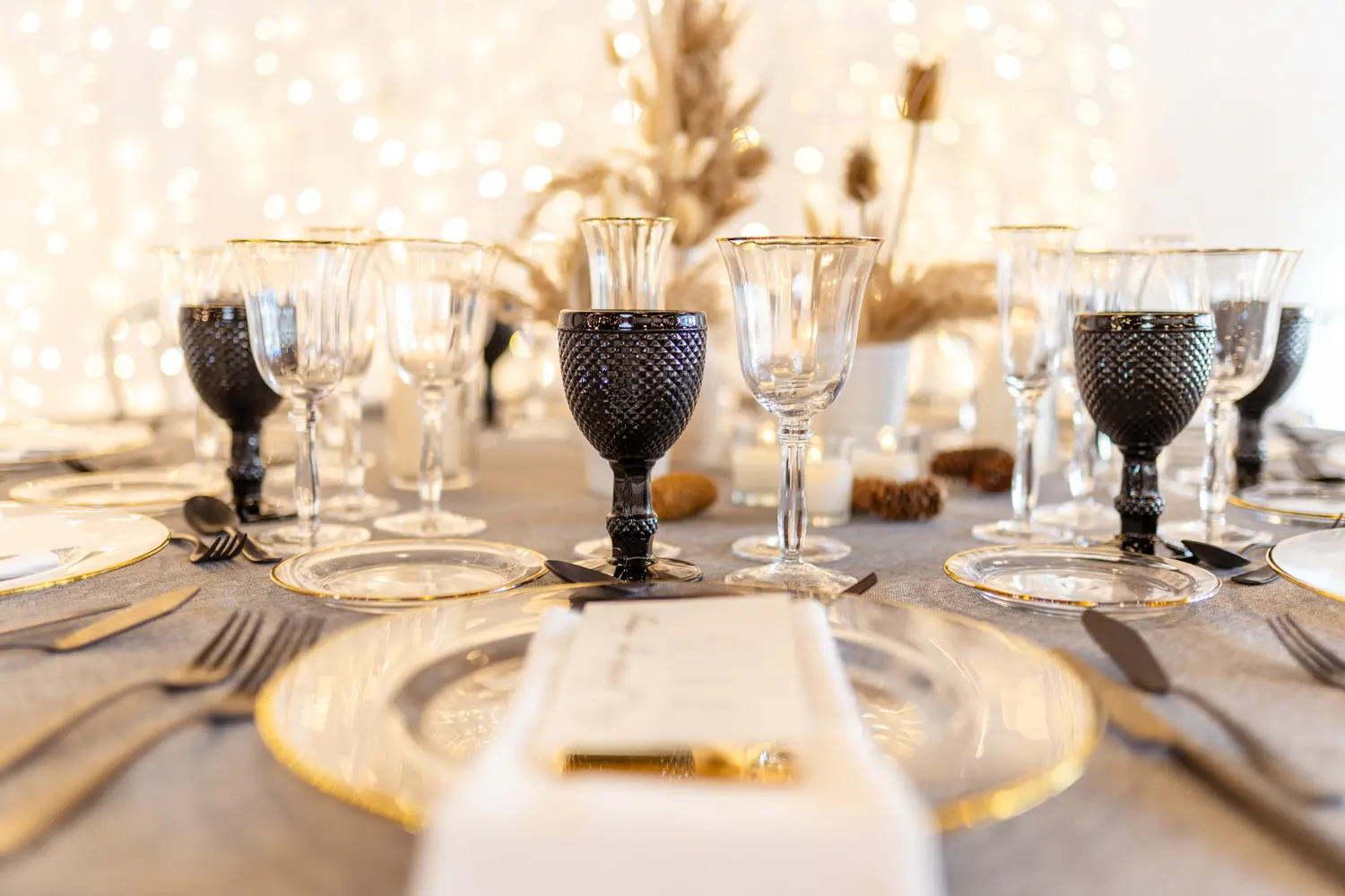 Montaje de cena de gala en piedra y dorado