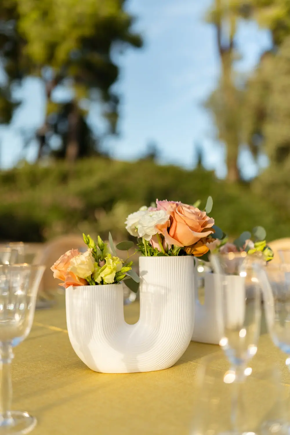 Mesa estilo Fresh Yellow con mantel mostaza y servilleta piedra