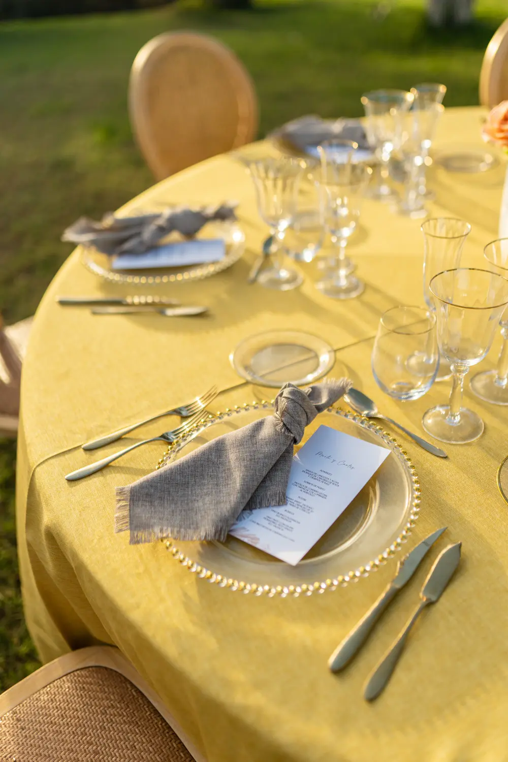 Plato de presentación de cristal con perlas doradas