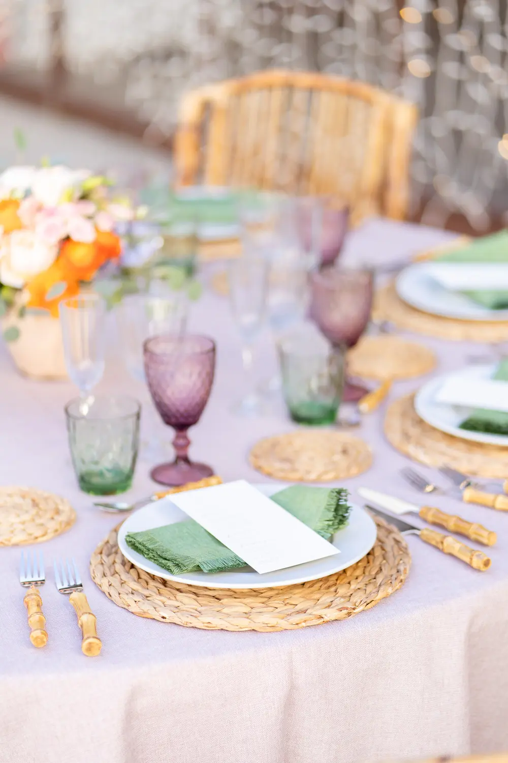 Mesa estilo Llebeig con mantel rosa nude y servilleta verde hoja