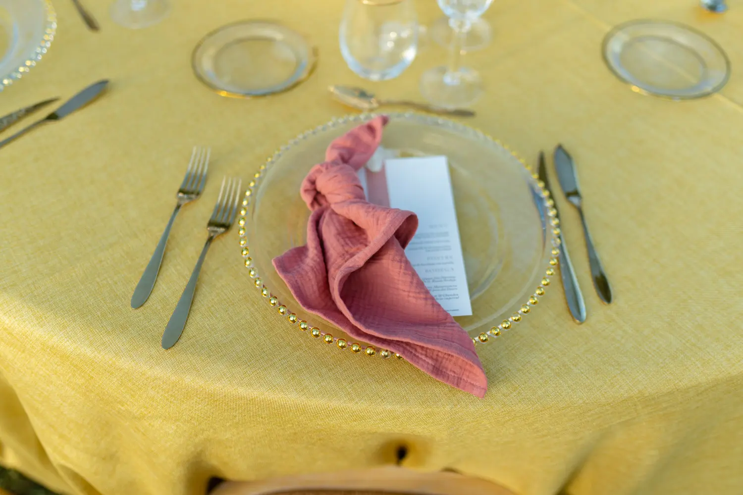 Mesa estilo Mostaza Gold con mantel mostaza y servilleta rosa vintage