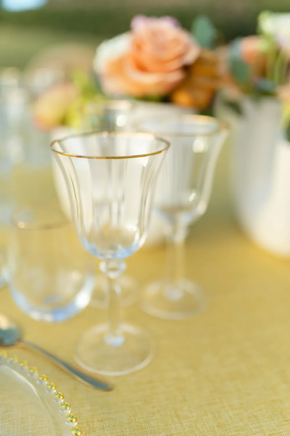 Silla Luis XVI cannage en mesa de celebración