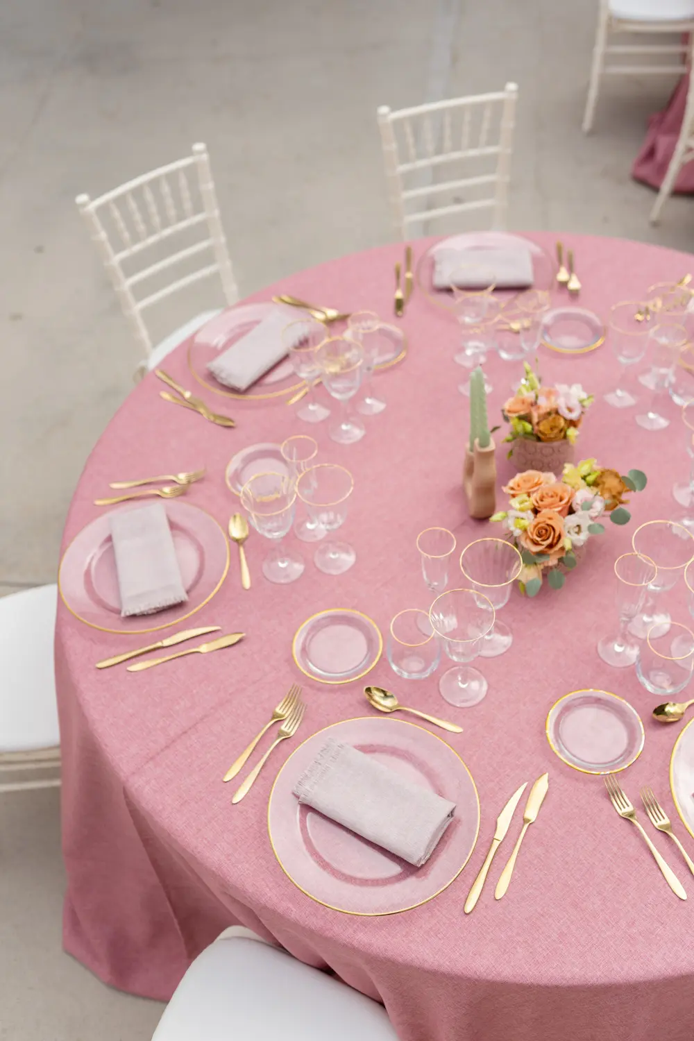 Vaso de agua de filo dorado en mesa de boda