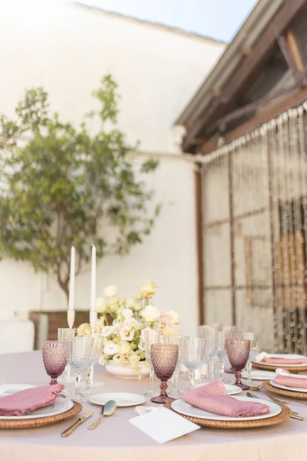 Mesa estilo Rosa Soft con mantel rosa nude y servilleta frambuesa