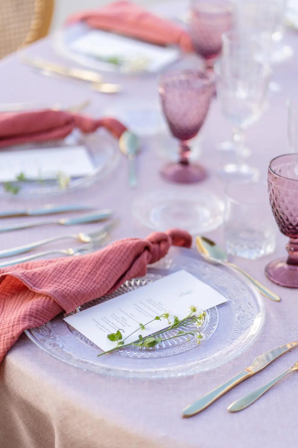 Mesa estilo Wild Pink con mantel rosa nude y servilleta marsala
